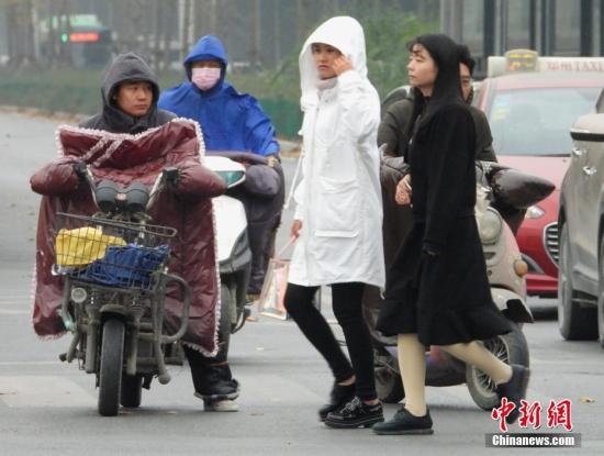 资料图：气温下降，民众“全副武装”御寒。<a target='_blank' href='http://www.chinanews.com/'>中新社</a>记者 王中举 摄