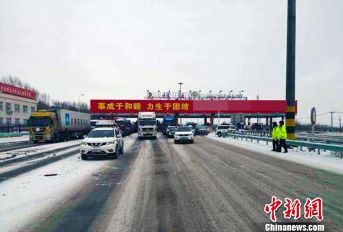 降雪致新疆多条高速路双向管制进出乌市航班取消101架次