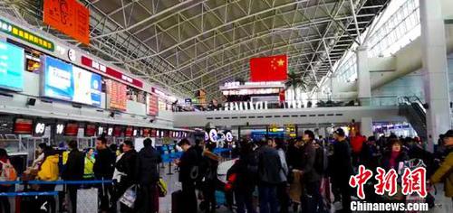 滞留旅客有序排队中。　张权 摄