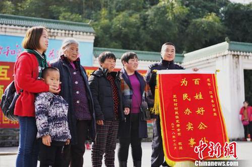 贺大香家人给江安县公安局送锦旗以表感谢。　程文帝 摄