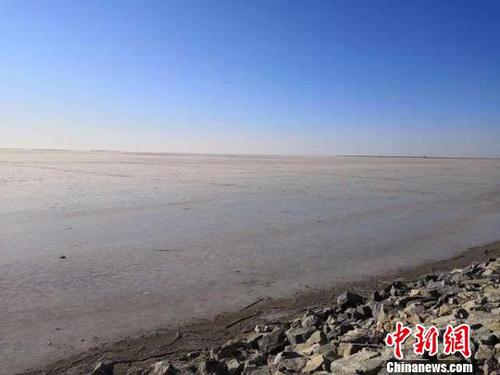 冰封的查干湖平静如画 柴家权 摄