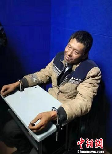 审讯室内的犯罪嫌疑人卢仕兵。　乐山警方提供 摄