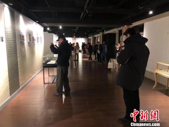 观众参观“一代宗师——沈尹默诞辰135周年纪念文献展”。 供图