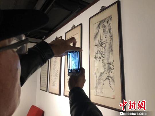 观众欣赏沈尹默作品。 供图