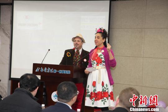 来自以色列的“小丑医生”为学员授课。　何军 摄