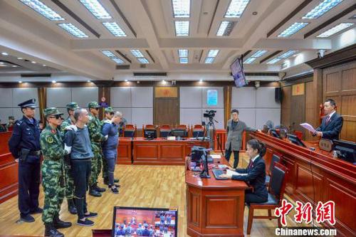 图为海口中院对毒品罪犯公开宣判。　洪坚鹏 摄