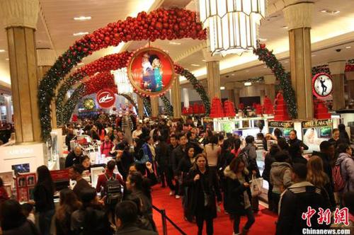 11月23日,是美国传统节日感恩节过后的第一天“黑色星期五”,多个商家在进行一年中最大规模的打折促销,一年一度的圣诞购物旺季的大幕从此拉开。图为位于纽约曼哈顿的梅西百货旗舰店,在22日午夜开门时已有1.1万名顾客,到23日下午商场内仍是摩肩接踵的人流,大批的顾客兴奋地选购商品。<a target='_blank' href='http://www.chinanews.com/'>中新社</a>发 阮煜琳 摄 点击进入下一页
