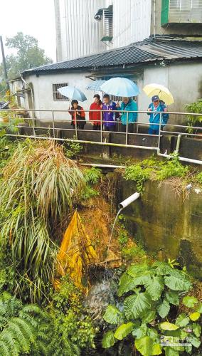 台湾基隆市七堵区拔西猴溪护岸上边坡土石裸露。台湾《中国时报》记者张颖齐摄 点击进入下一页