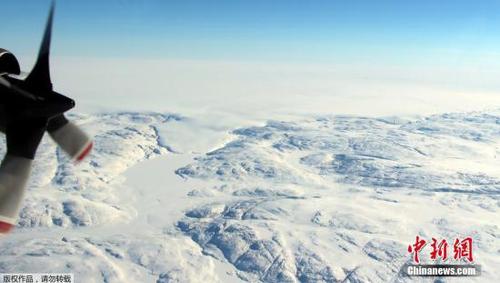 11月16日报道,据日前《科学进展》杂志(Science Advances)刊载的文章称,一个科学家小组在格陵兰岛西北部的希亚瓦沙冰川(Hiawatha)下发现了一个巨大的陨石坑,其直径约为31公里,深约一公里。这是格陵兰岛首次发现这类陨石坑,也是世界首次发现冰盖下的陨石坑,更是地球上已知25个大陨石坑之一。据报道,科学家们在研究过程中,使用了美国航空航天局从1997年到2016年收集的数据,以及通过当地雷达探测获得的信息。科学家们认为,陨石坑是由于直径约一公里的铁质的小行星坠落而形成的。研究人员表示,陨石坑可能曾对这个地区产生重大涟漪效应,甚至可能是全球性的影响。 点击进入下一页