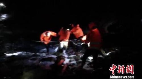 一渔船遭强风在长岛海域搁浅下沉7名船员全部获救(图)