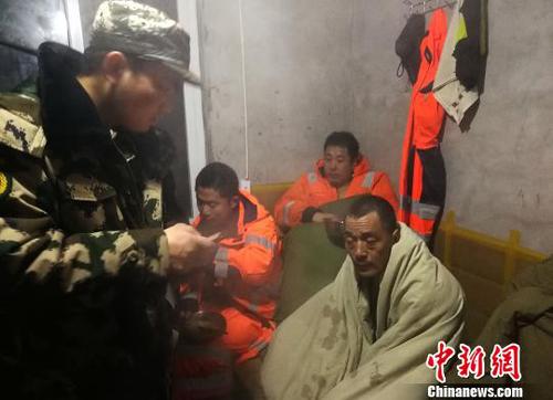 经援救,7名遇险船员于13日凌晨全部得救。 雅楠 摄 经援救,7名遇险船员于13日凌晨全部得救。 雅楠 摄