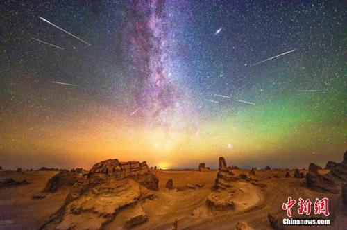 在海西州大柴旦,夜空中的流星雨和气辉华丽呈现在雅丹地貌之上。(多张叠加) 李定谋 摄 点击进入下一页