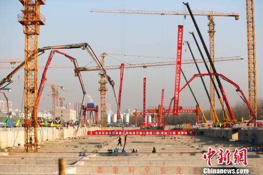 施园站封顶。据悉，该站是八通线南延与7号线东延的换乘站，是两条线路按期建成通车的控制性节点工程，为地铁7号线东延和八通线南延工程2019年年底通车运营打下了坚实基础。　富田 摄