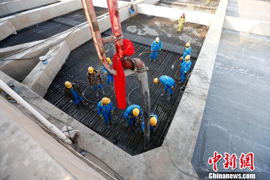 施园站封顶。据悉，该站是八通线南延与7号线东延的换乘站，是两条线路按期建成通车的控制性节点工程，为地铁7号线东延和八通线南延工程2019年年底通车运营打下了坚实基础。　富田 摄