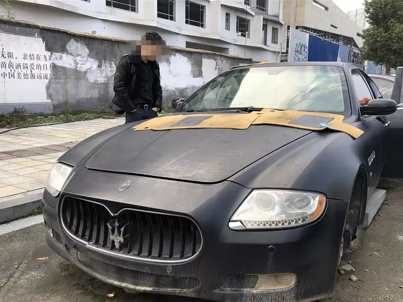 百万玛莎拉蒂停空地1年后剩空壳 车主:喇叭都不留