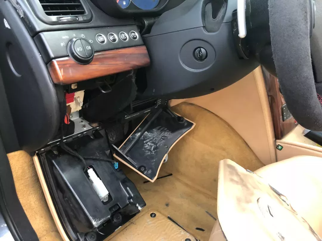 百万玛莎拉蒂停空地1年后剩空壳 车主:喇叭都不留