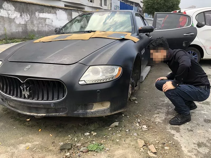 百万玛莎拉蒂停空地1年后剩空壳 车主:喇叭都不留