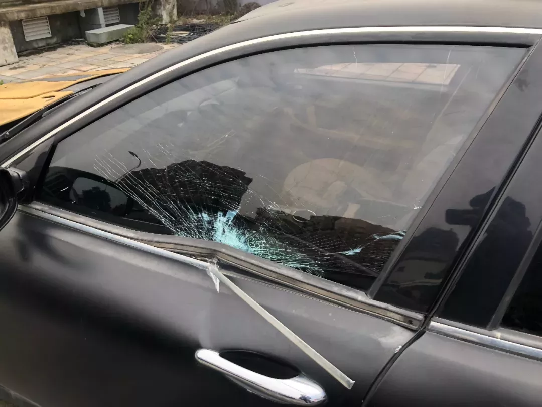 百万玛莎拉蒂停空地1年后剩空壳 车主:喇叭都不留