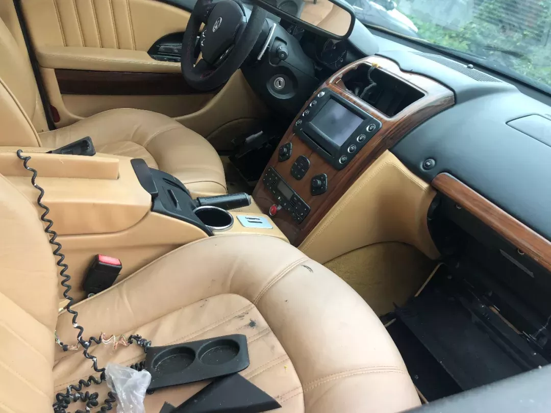 百万玛莎拉蒂停空地1年后剩空壳 车主:喇叭都不留