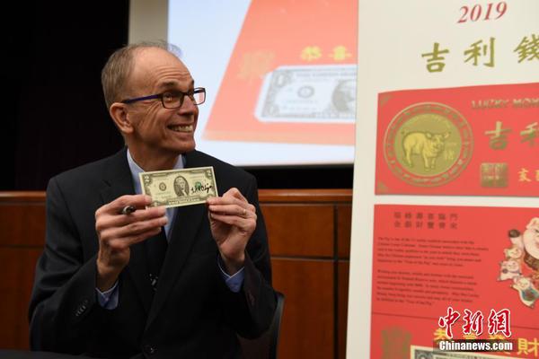 当地时间12月17日，美国财政部造币和印钞局在华盛顿推出猪年“吉利钱”。