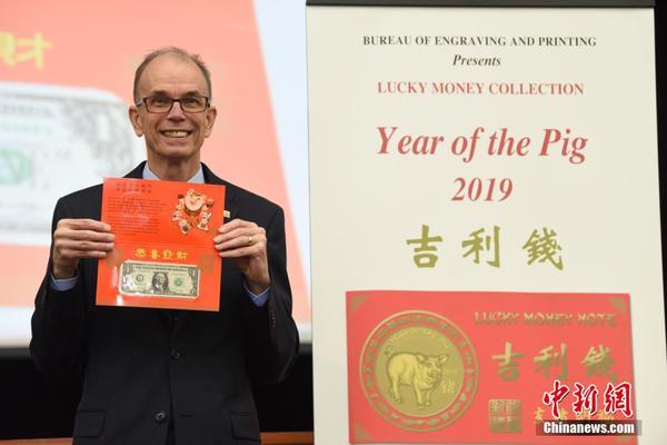 该产品采用中国红封套，内嵌一张冠字号码“8888”开头的1美元新钞，售价5.95美元。