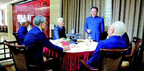 1978年3月，沉寂多年的中国人民政治协商会议召开第五届全国委员会第一次会议，邓小平当选为全国政协主席。如何凝聚“最广泛的统一战线”投入到国家经济战略部署中来？1979年1月17日，邓小平邀请五位原工商业知名人士的“五老火锅宴”，拉开了“钱要用起来，人也要用起来”的经济大戏的序幕。