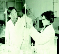     上世纪80年代，改革开放让知识分子面貌焕然一新。他们刻苦钻研、辛勤工作，为社会主义建设贡献力量。
