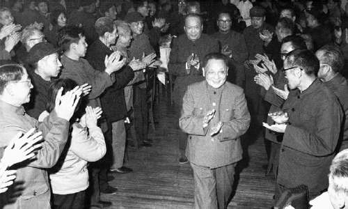 邓小平创造性地提出一系列关于人民政协的重要思想和观点，形成邓小平关于人民政协的理论。这些理论成为邓小平理论的重要组成部分，对人民政协的恢复和发展发挥了指导作用。