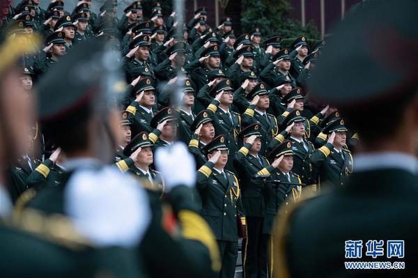 12月20日，中国人民解放军驻澳门部队在澳门新口岸营区举行升国旗仪式，庆祝澳门回归祖国暨中国人民解放军进驻澳门19周年。3