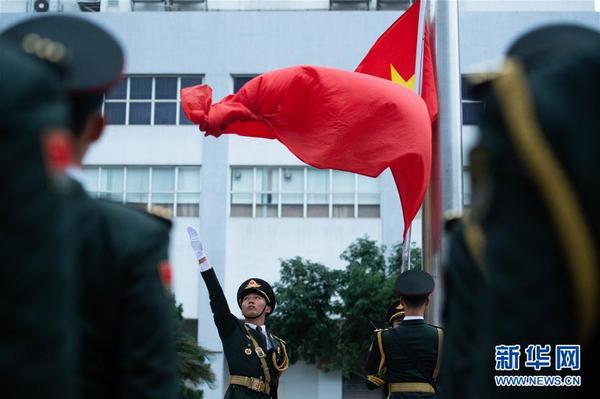 12月20日，中国人民解放军驻澳门部队在澳门新口岸营区举行升国旗仪式，庆祝澳门回归祖国暨中国人民解放军进驻澳门19周年。