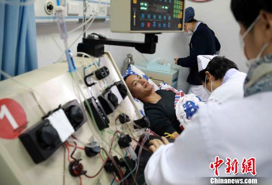 图为医护人员通过仪器从欧阳宏的血液中采集造血干细胞。供图