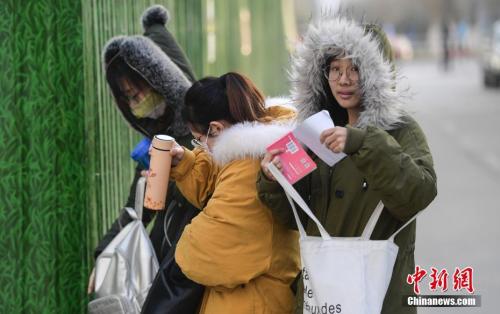 12月22日,山东济南考点,考研学子排队进考场。 <a target='_blank' href='http://www.chinanews.com/'>中新社</a>记者 张勇 摄 点击进入下一页