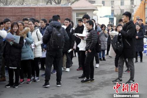 2019年全国硕士研究生招生考试拉开帷幕,山东考生们真准备进入考场 孙宏瑗 摄 点击进入下一页