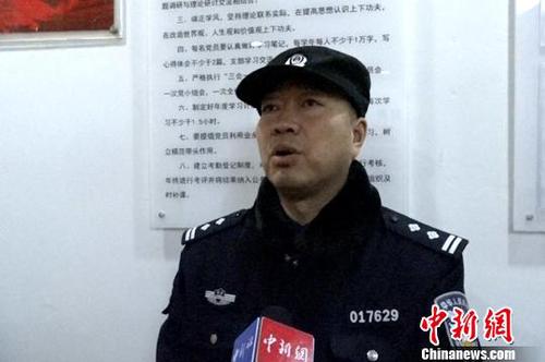 西安市公安局雁塔分局曲江派出所民警接受采访。 梅镱泷 摄 西安市公安局雁塔分局曲江派出所民警接受采访。 梅镱泷 摄