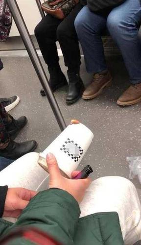 地铁点燃奶茶杯扔乘客女子被拘:涉危害公共安全