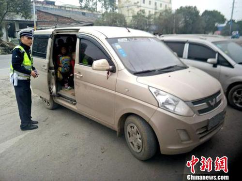 广西幼儿园负责人驾驶7座车送28名幼儿回家被查。 李宗亮 摄 广西幼儿园负责人驾驶7座车送28名幼儿回家被查。 李宗亮 摄