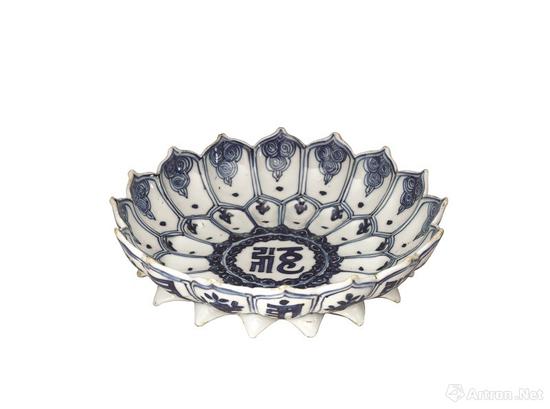 明万历青花梵文莲花式盘