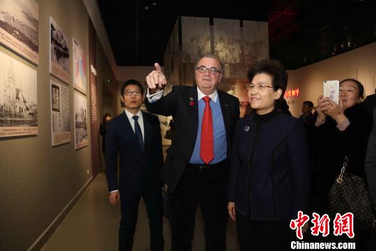 中共山东省委常委、统战部部长邢善萍出席开幕式致辞，与一战华工营英国军官后裔一同参观展览。　王建 摄