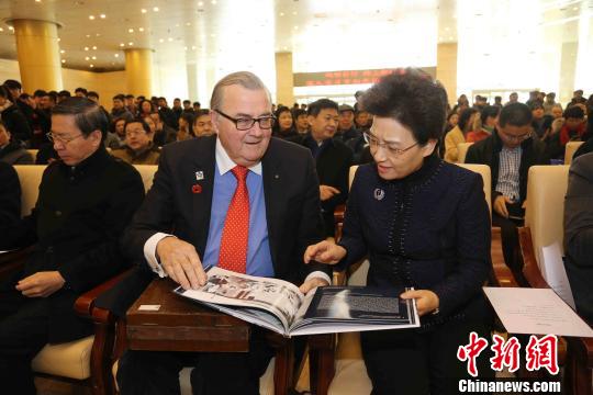 图为中共山东省委常委、统战部部长邢善萍翻阅一战华工营英国军官后裔带来的史料。　王建 摄