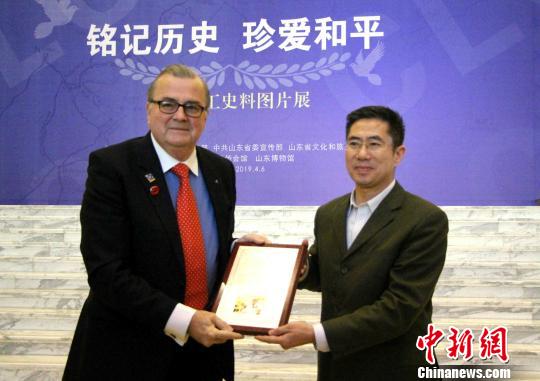 一战华工营英国军官后裔约翰·德·路西当天在现场向山东华侨会馆捐赠史料，由中共山东省委统战部副部长孙传尚接受捐赠。　赵晓 摄