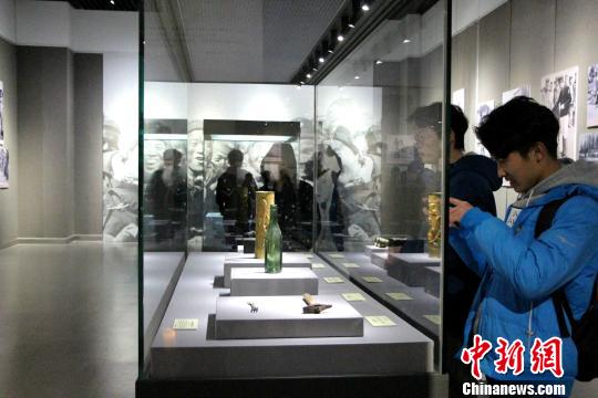 此次展览展出图片近300幅、华工遗存百余件，还有珍贵的原始影像。　赵晓 摄