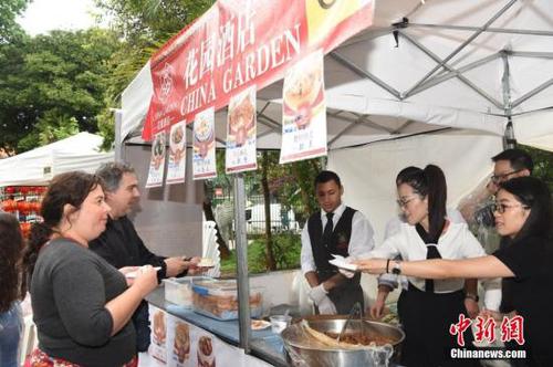 资料图片:国外民众购买中国美食。 点击进入下一页