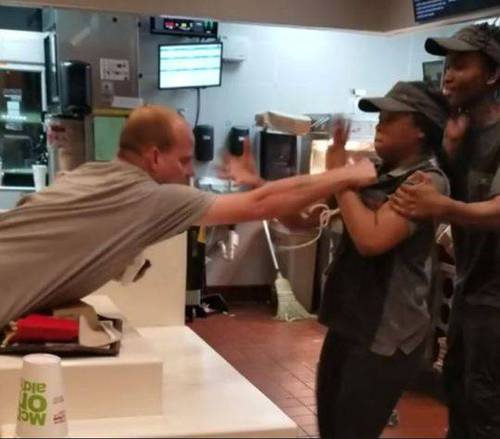 男子对麦当劳女员工动手反被揍 女员工曾是拳击手