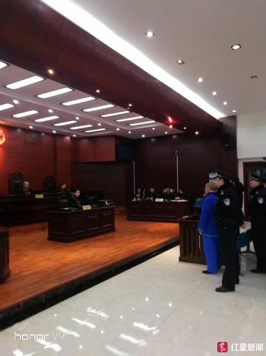 村道被修成“纸片路”4村官入狱 判决书达68页