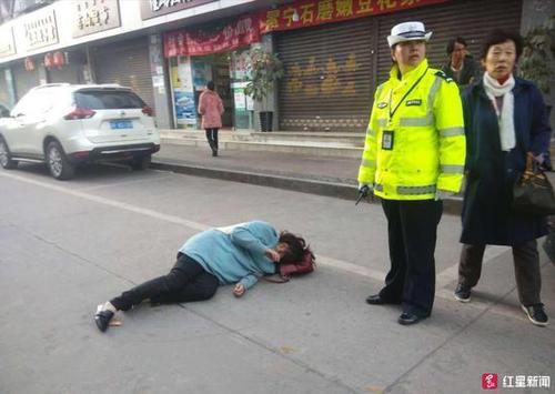 心太大！女子醉酒断片酣睡马路 幸亏遇上热心交警