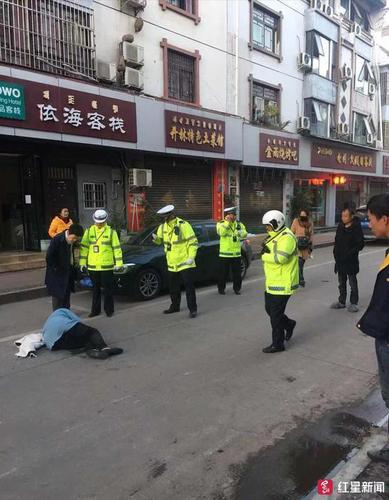 心太大！女子醉酒断片酣睡马路 幸亏遇上热心交警