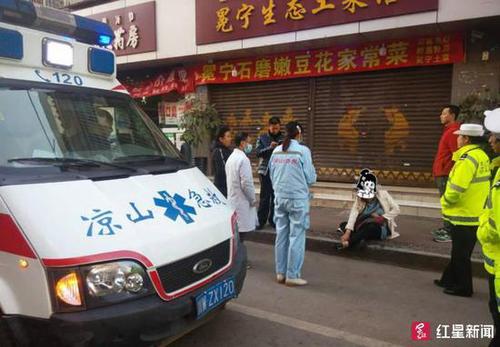 心太大！女子醉酒断片酣睡马路 幸亏遇上热心交警