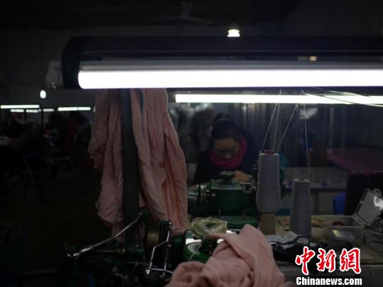 女工正在进行衣物的缝合，忙碌而有序。　苍雁 摄
