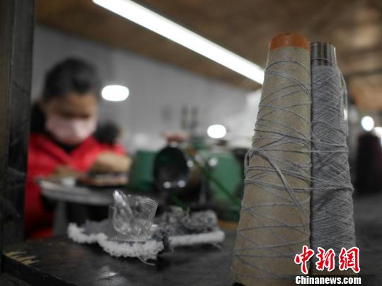 扶贫车间 苍雁 摄