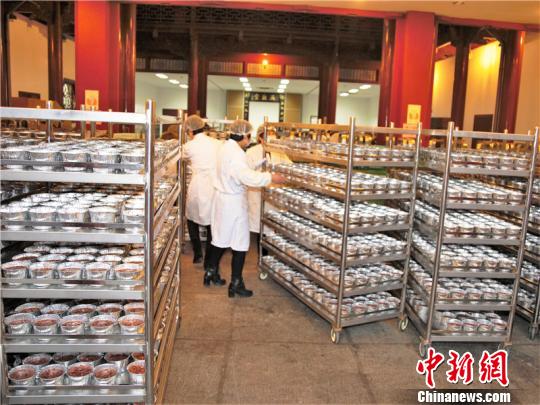 杭州灵隐寺腊八粥正式开锅熬制。　灵隐寺提供 摄